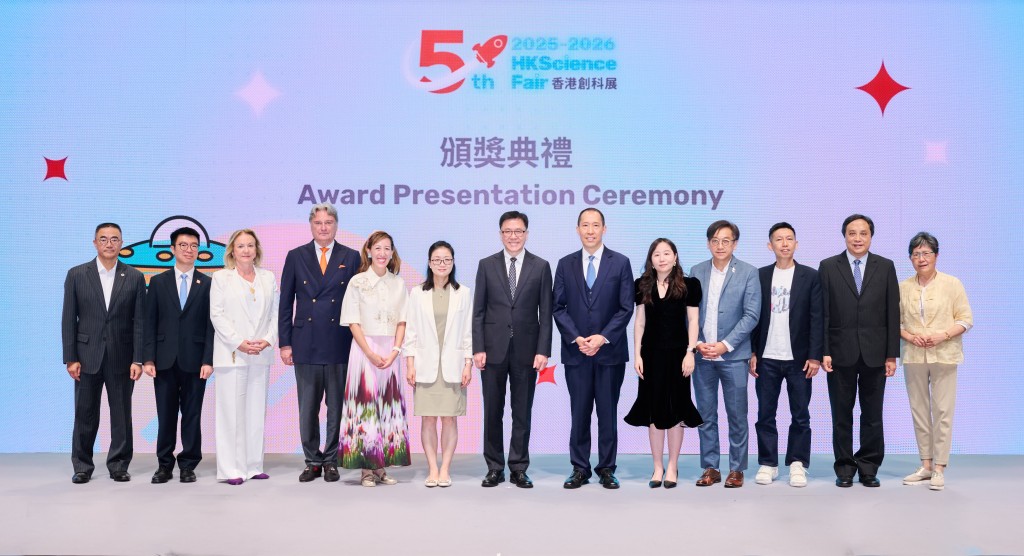 第五屆香港創科展頒獎典禮邀得創新科技及工業局局長孫東（右七）、中聯辦青年工作部副部長萬寧（左六）、香港創新基金主席暨信和集團主席黃永光（右六）、香港創新基金副主席暨信和集團慈善事務董事黃敏華（左五）、中國科技發展基金會副秘書長朱瑾（右五）、香港檢測和認證局成員林力山（右四）、日說瓦國際發明展評審團主席DavidTaji-Farouki（左四），以及香港創科展評審委員會成員，包括評審委員會主席說香港青年科學院院長岑浩璋（左二）、香港數碼港管理有限公司主席陳細明（右二）、香港李寶椿聯合世界書院校監劉劉穎雯（右一）、香港科技園公司首席創科生態發展總監柯志成（左一）、天鄰智庫主席JovankaPorsche（左三）以及優必選科技首席品牌官譚旻（右三）出席，支持及鼓勵參賽的年輕發明家。