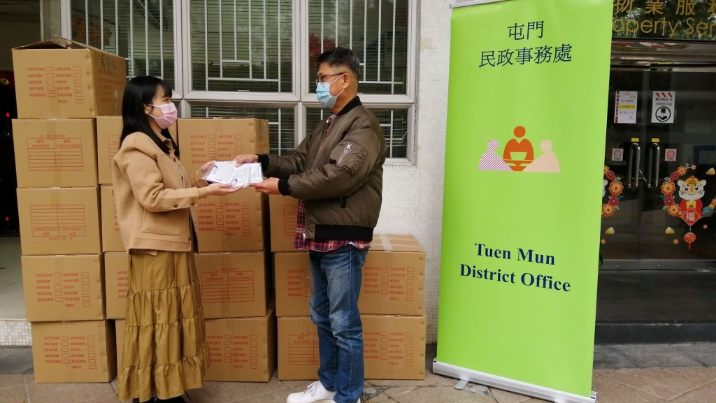 政府向觀塘和屯門住戶及清潔物管員工派發快速測試套裝。政府新聞處圖片