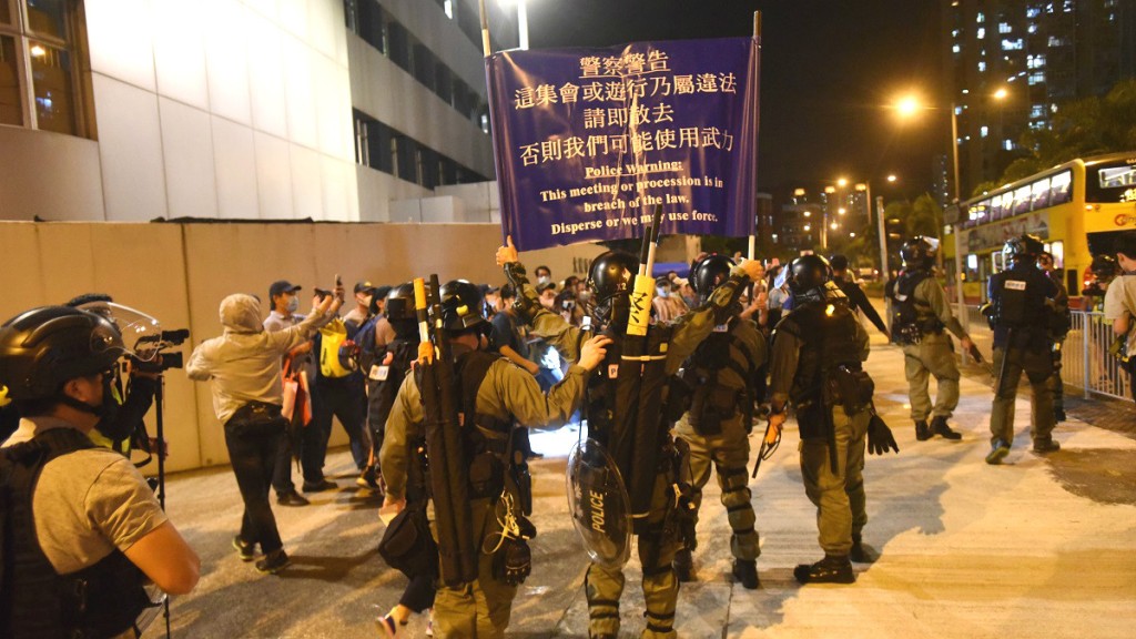 警方在屯門大興基地外驅散示威者。資料圖片