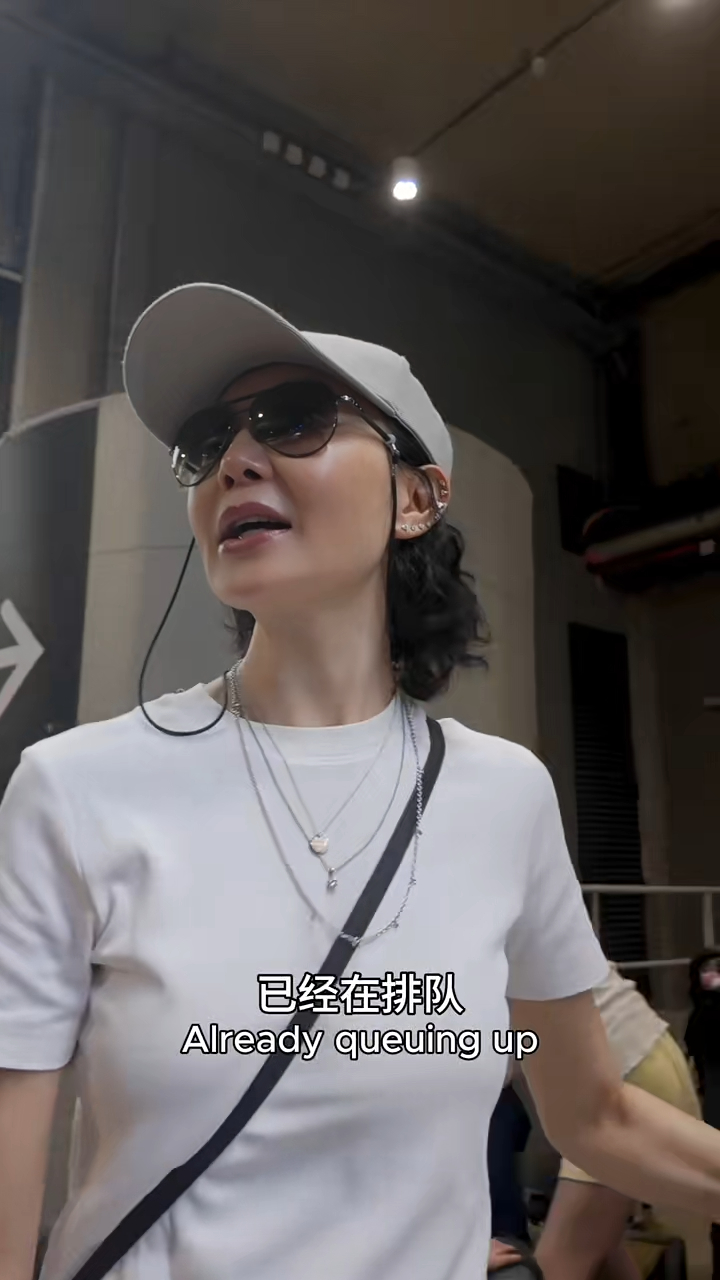 張曼玉排隊上車。