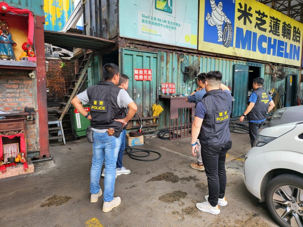 警方及消防处于文锦渡路成功捣破一个非法加油站，检获约500公升柴油。警方图片