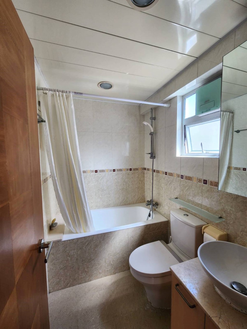 主人浴室備有浴缸，讓住客可浸浴放鬆。