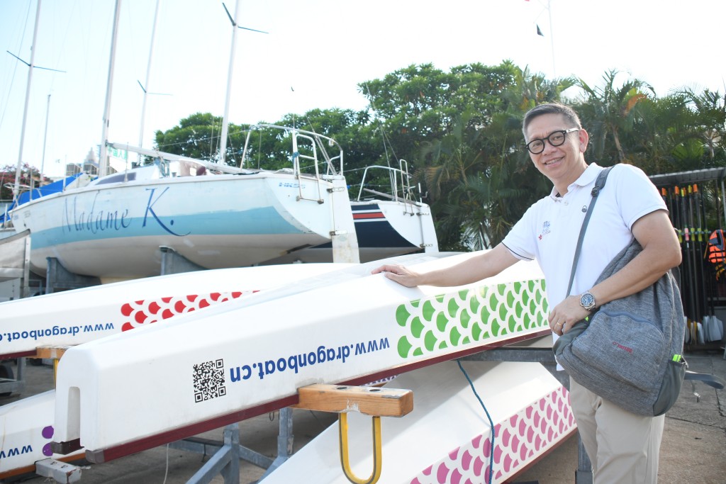 香港游艇会会长彭孝书鼓励年青人接触水上运动。 本报记者摄