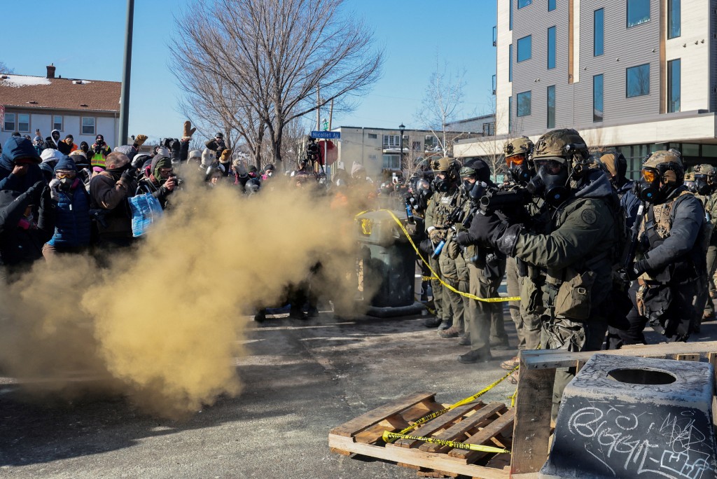 联邦人员使用辣椒喷雾、催泪弹及震爆弹驱散群众。路透社