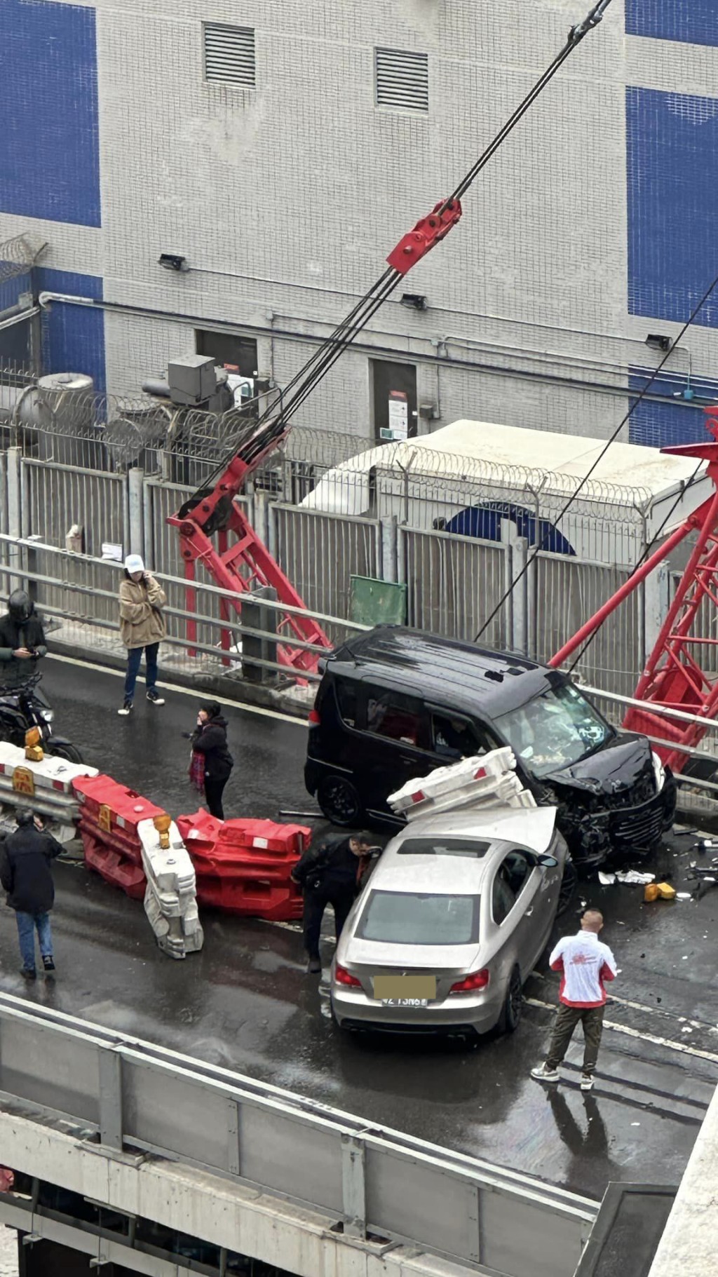 兩車之間夾有一個水馬。網上圖片