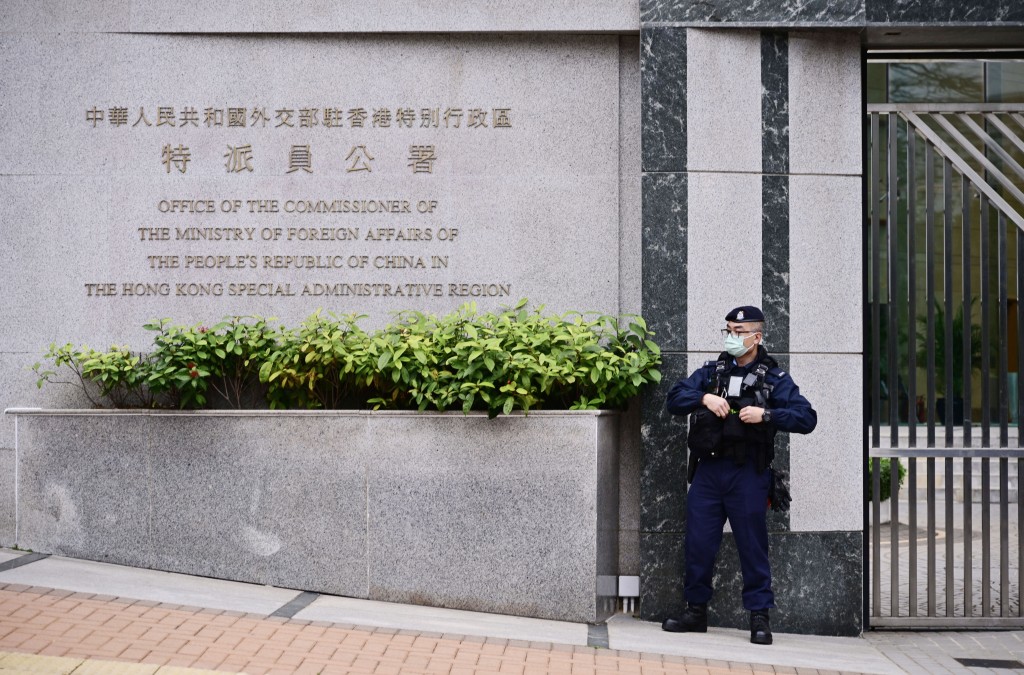 外交部駐港公署強烈譴責英國廣播公司中文網及《日本經濟新聞》等外媒。 外交部駐港公署強烈譴責英國廣播公司中文網及《日本經濟新聞》等外媒。
