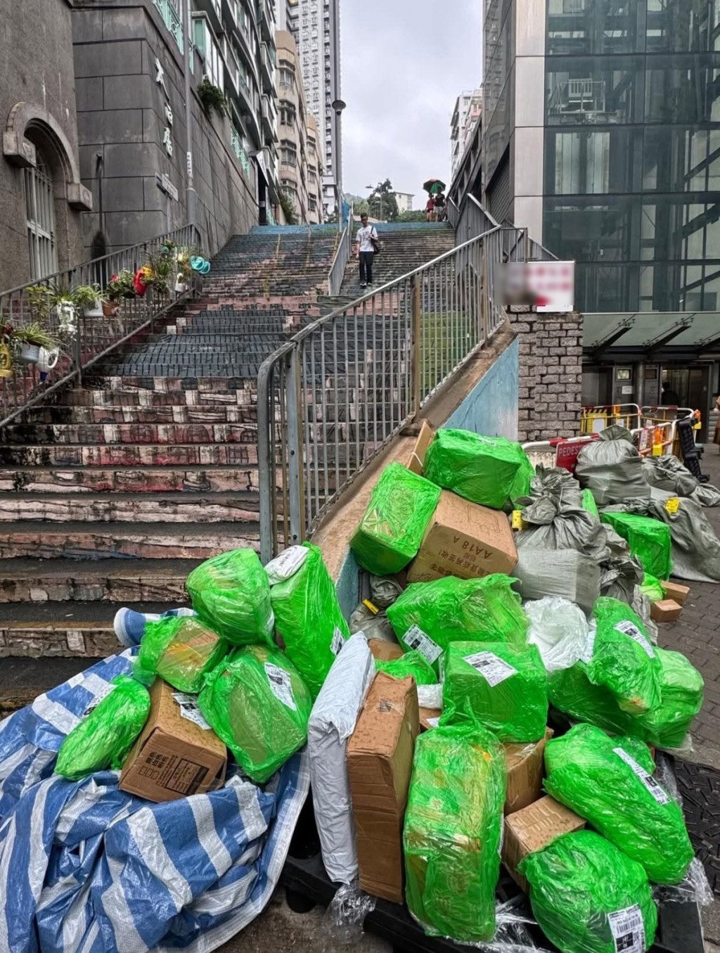 帖文就「退錢不退貨」問題其後演變成網民互罵的戰場(「拼多多開心share分享群」Facebook截圖) 帖文就「退錢不退貨」問題其後演變成網民互罵的戰場(「拼多多開心share分享群」Facebook截圖)