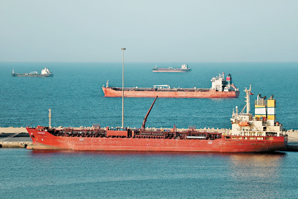 因霍爾木茲海峽封鎖而停泊在阿曼海域的油輪。 