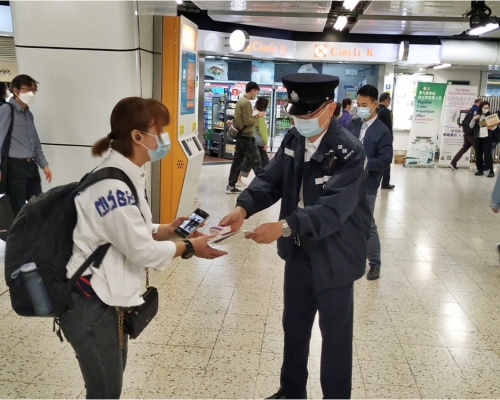 警方表示，為了提高市民的防罪意識，一連兩周於東九龍區的地鐵站派發傳單。警方圖片