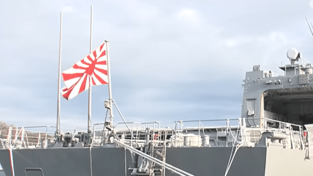 日本艦艇掛自衛隊「旭日」旗駛入南韓釜山港。youtube截圖