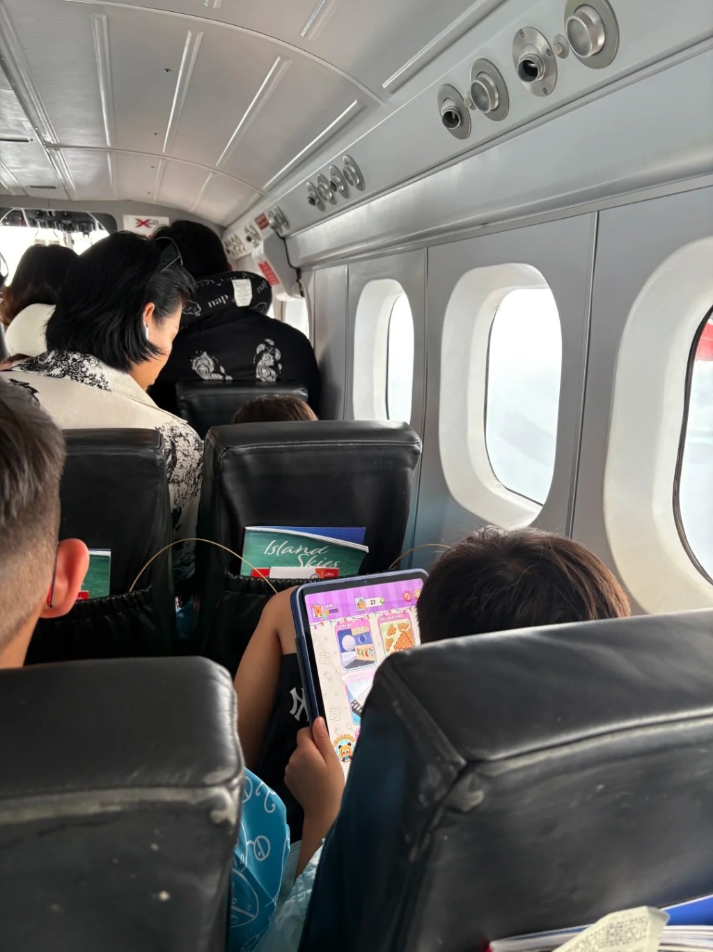 胡杏兒乘水上飛機時,與老公分開照顧小朋友。 胡杏兒乘水上飛機時,與老公分開照顧小朋友。