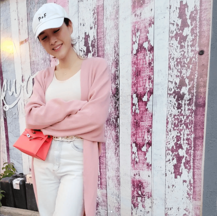 陈茵媺爱用手袋衬衫，粉红色的Hermès Mini Kelly手袋，好衬呀！
