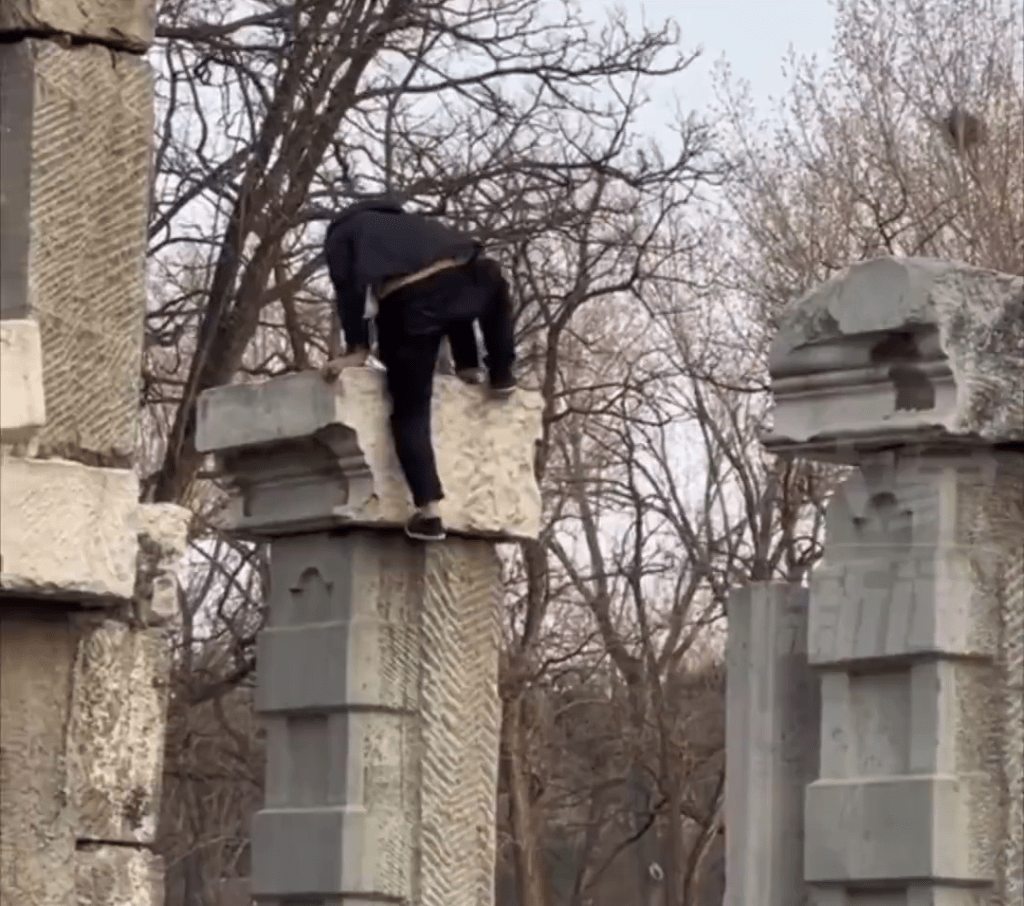 不久，男子就从遗址建筑爬下来。