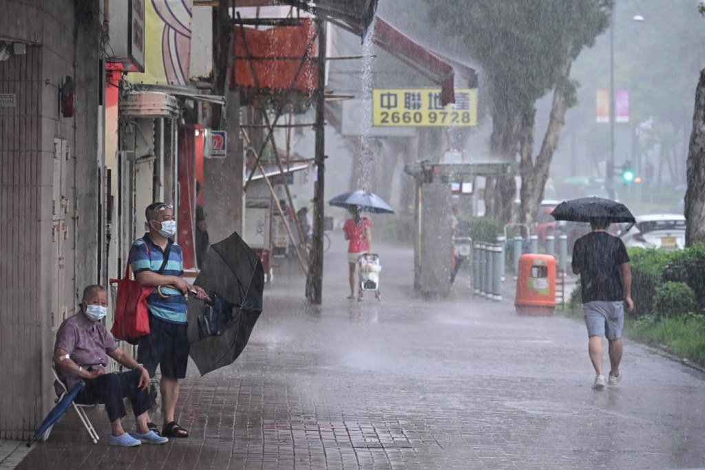 有市民質疑天文台「重市區輕新界」才發出黑雨。
