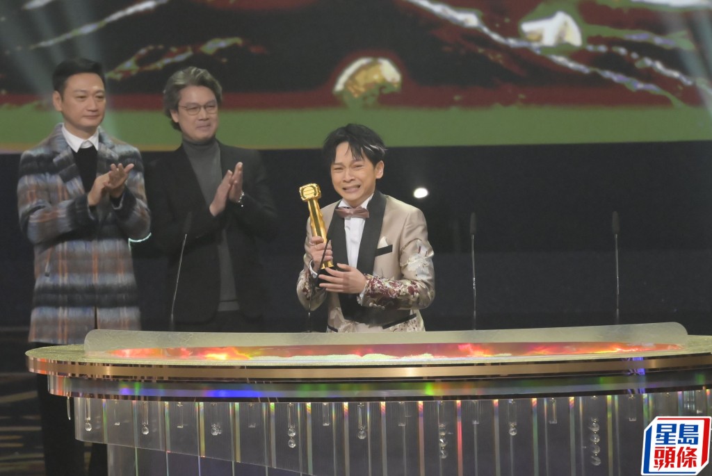 在《万千星辉颁奖典礼》曾与好拍档梁荣忠，颁「最佳男配角」予邓智坚。  ​