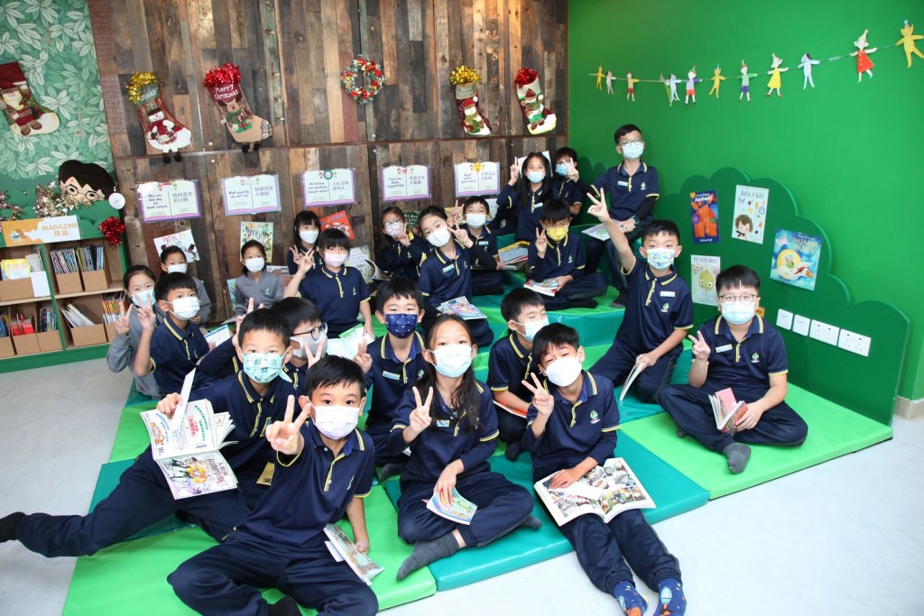 學生在樹屋圖書館享受閱讀樂趣。