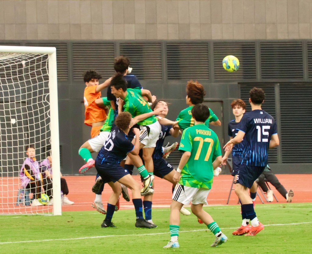 聖若瑟書院(綠衫)以3:1擊敗法國國際學校。本報圖片