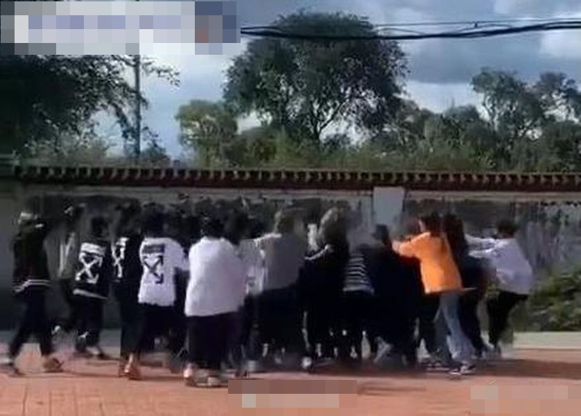 女生打鬥場面混亂。網圖