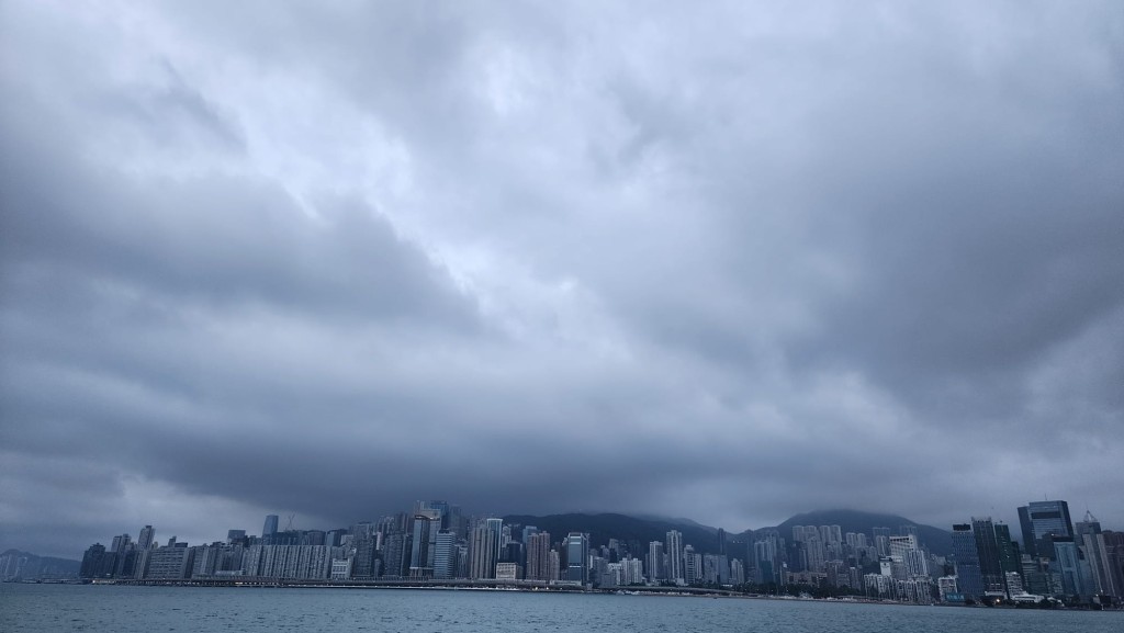 本港地區今日大致多雲，短暫時間有陽光，亦有一兩陣驟雨。黎志偉攝