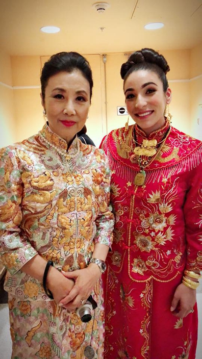 雖然阿姐的侄新抱是外籍人士,但都依照中國傳統禮儀。