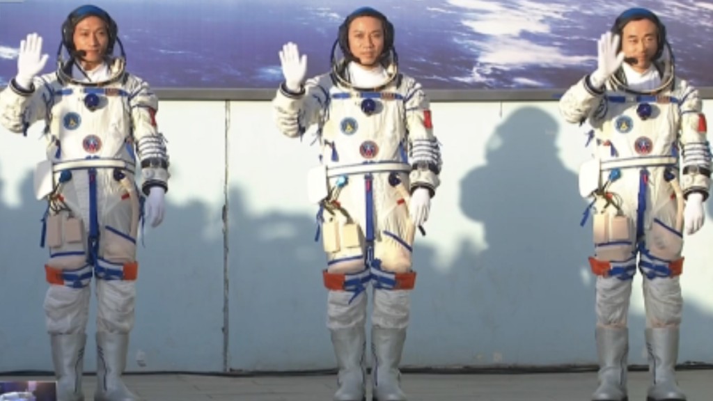 神舟十七號太空人乘組已登車前往發射場。央視