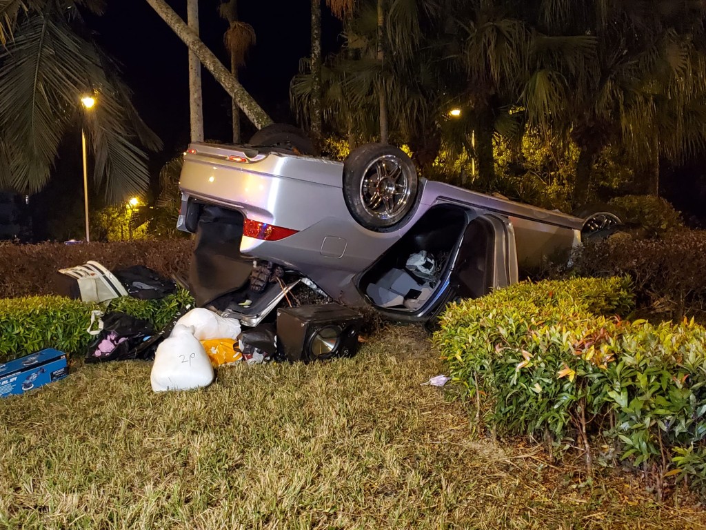 車禍後私家車翻轉，雜物散落一地。黃文威攝