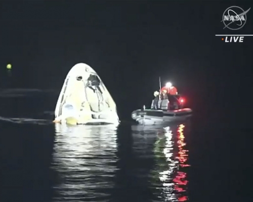 SpaceX載人龍飛船完成53年來首次夜間降落。AP圖片