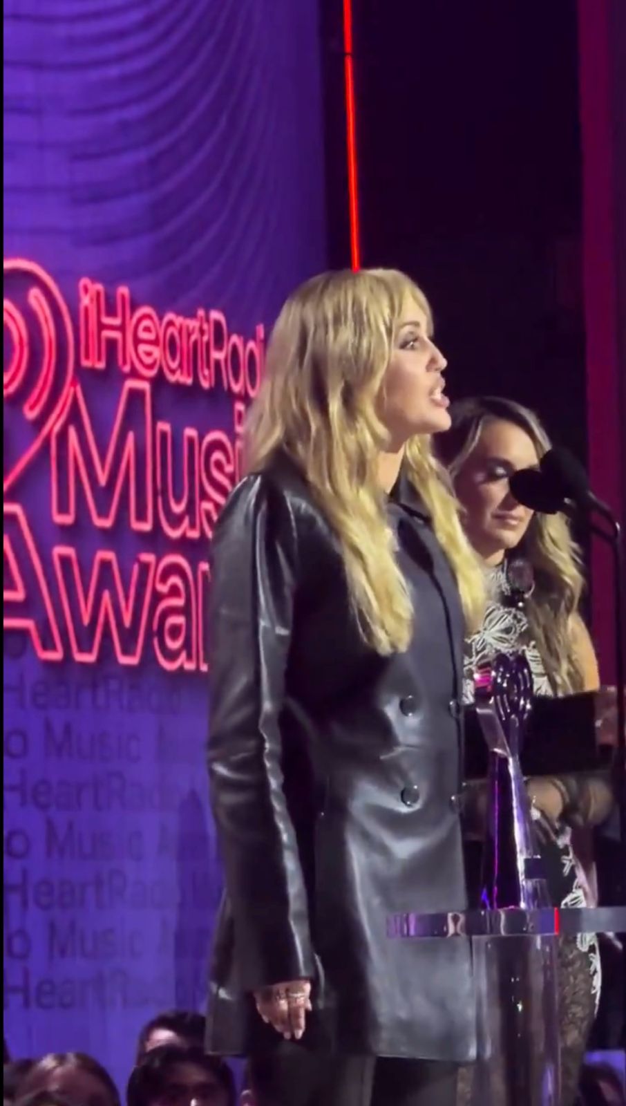 Miley Cyrus捧走「創新獎」。