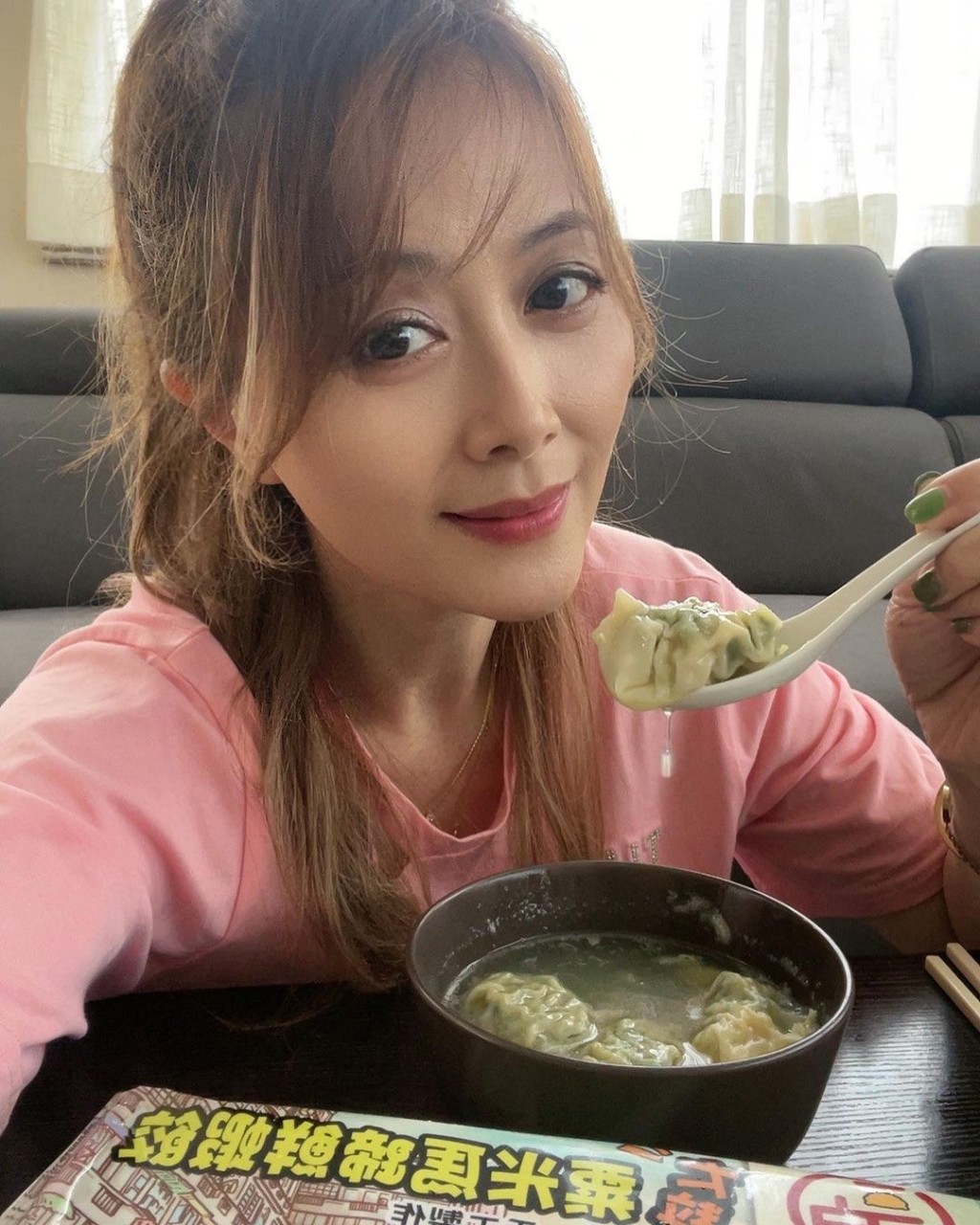 姚乐怡积极拍片转型“美食KOL”。