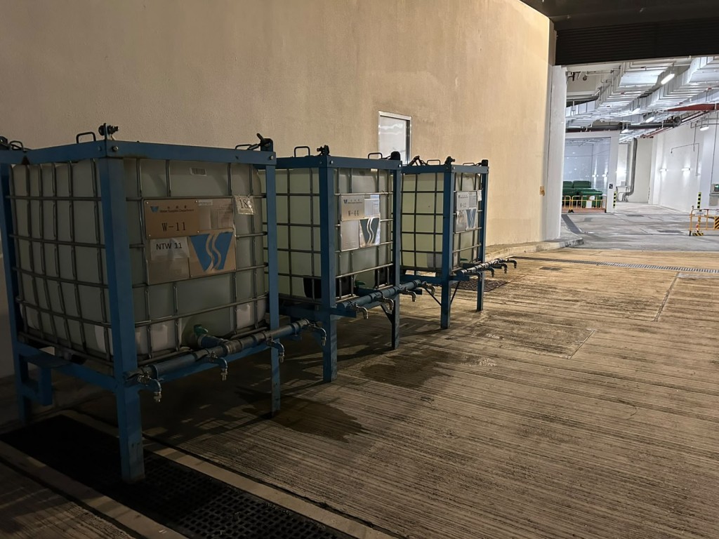 水務署於顯發邨放置3個水箱予市民取用。曾志恒攝