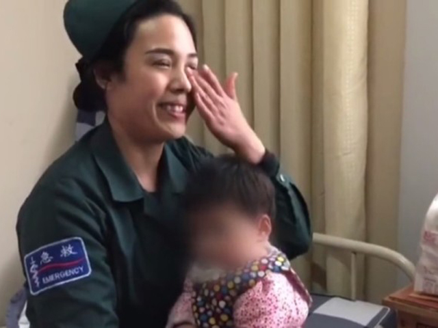 一名護士邊哭邊說，「女嬰很懂事可愛，看到她被遺棄十分心痛。」 網圖