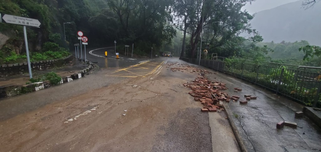大坑道近畢拉山道水浸，地磚沖到路面。