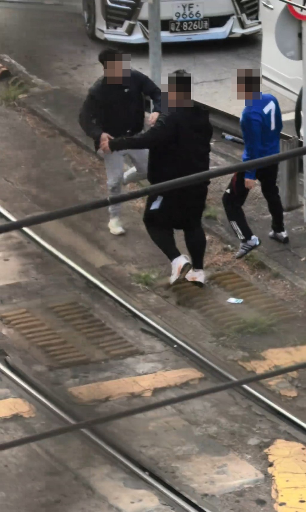 黑衣男被兩名男子追打。網上片段截圖