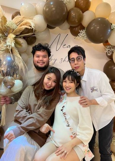 Tania（白衫）跟老公（戴眼鏡）跟友人開Baby Shower。