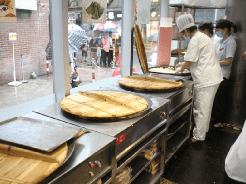 老店的厨师即场制作月饼。 （网上图片）