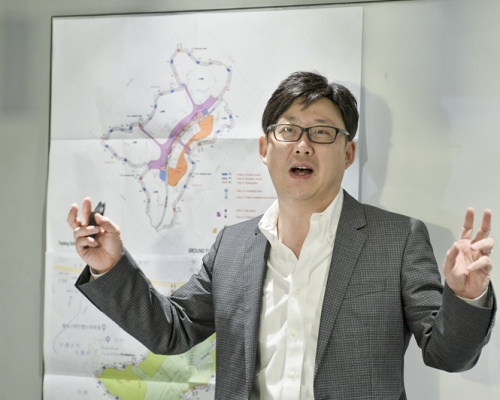 獅子山學會董事會成員王弼質疑政府提出的方案是極度浪費土地資源。