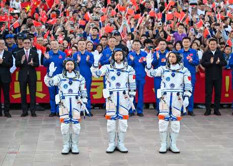  5月24日，神舟二十三号航天员乘组出征仪式在酒泉卫星发射中心问天阁圆梦园广场举行。这是航天员朱杨柱（右）、张志远（中）、黎家盈在出征仪式上。     新华社记者 李志鹏 摄
