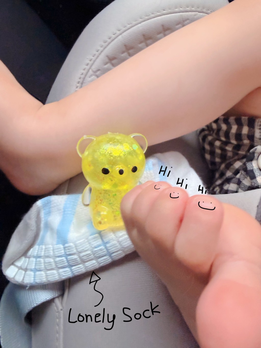 黃翠如搞笑標註「孤單的襪子」,並在兒子腳趾畫上笑臉。 黃翠如搞笑標註「孤單的襪子」,並在兒子腳趾畫上笑臉。