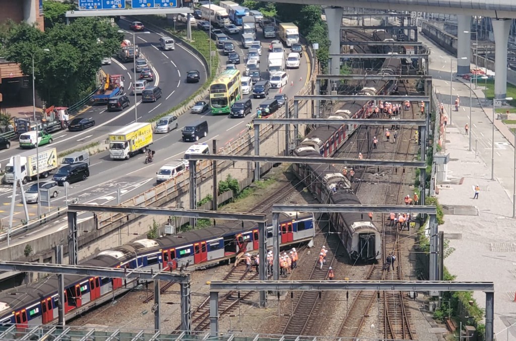 目前出事列車仍停在路軌上。
