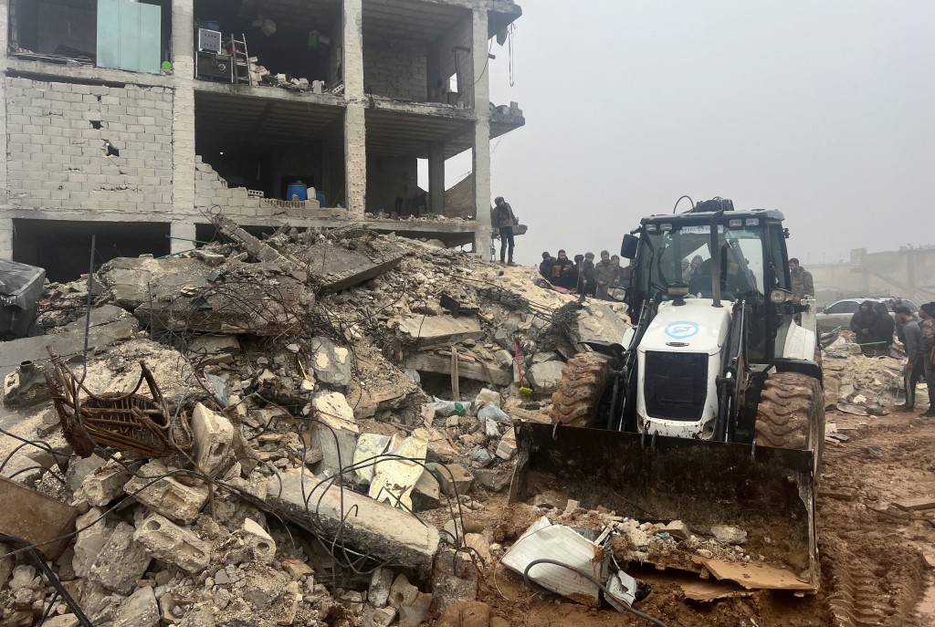 在叙利亚 Jandaris 镇，一辆工程车在地震后受损建筑物的现场工作。路透社
