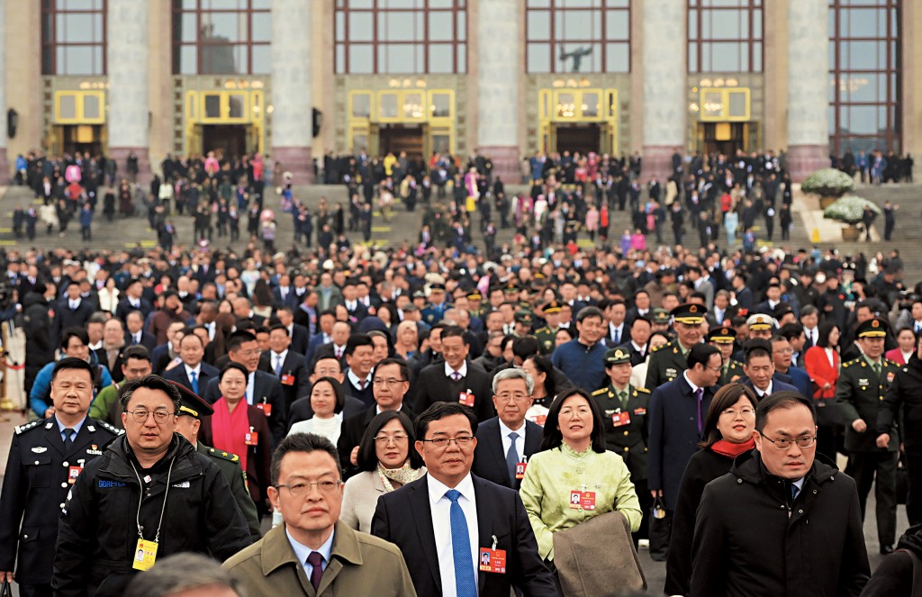 全國人大會議昨日開幕。圖為會議結束，眾多代表走出人民大會堂。