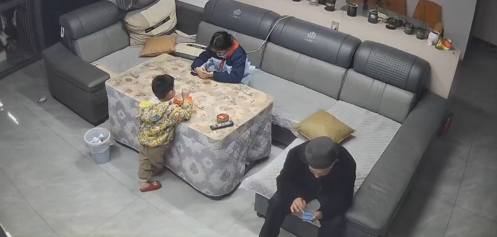 女孩初时并无异样玩手机。 女孩初时并无异样玩手机。