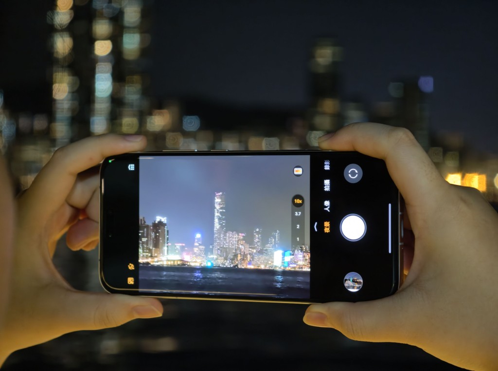 HONOR Magic8 Pro擁有CIPA 5.5級防手震，手持夜攝亦有穩定清晰成像，AI超清長焦功能會在需要時自動啟動。