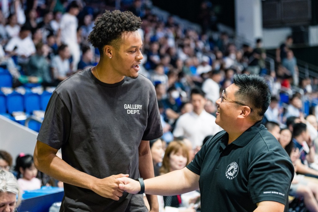 金牛今場邀得在美國 G League 發展的港產中鋒 David Muoka 入場觀賽。 公關圖片