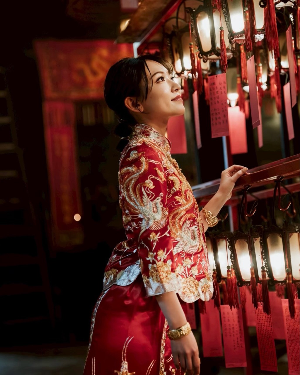 穿上龍鳳褂的內田真由美更顯端莊。