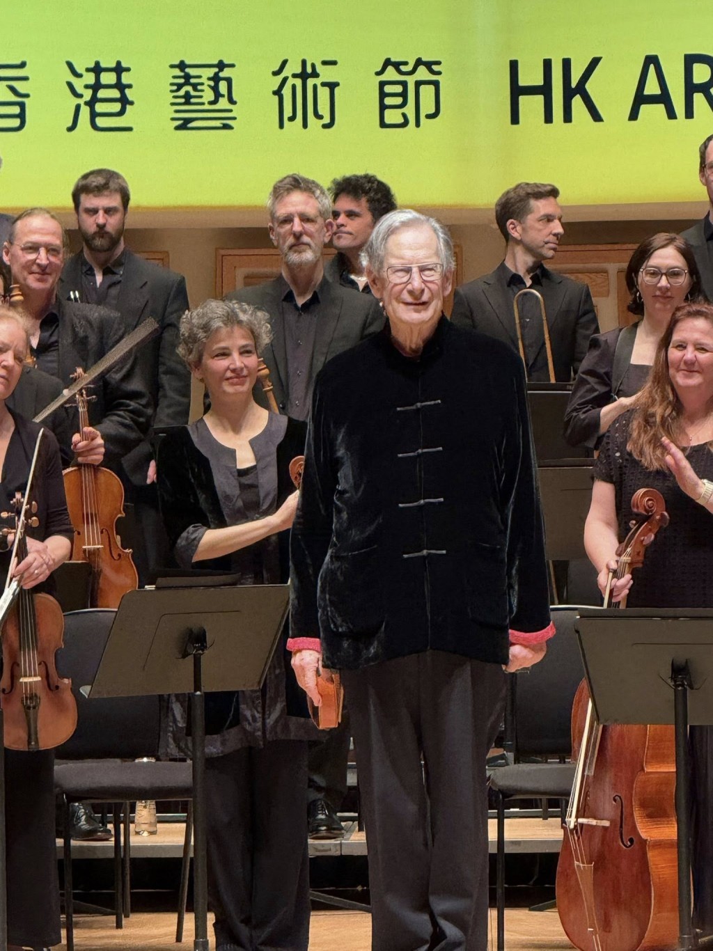 羅淑佩讚揚，在年屆八旬的Sir John帶領下，整個演出在技巧和感染力上均屬頂尖水平。