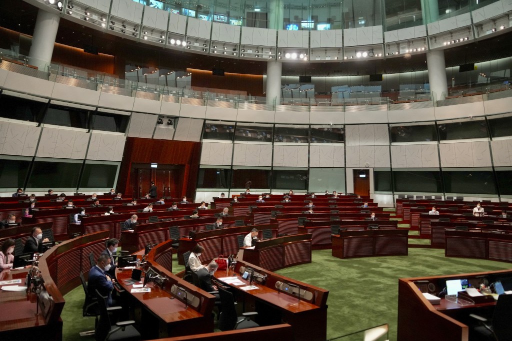 立法會議員做滿4年，暑假連同節日長假加起來，議員的假期即使不超過、也會接近1年。資料圖片