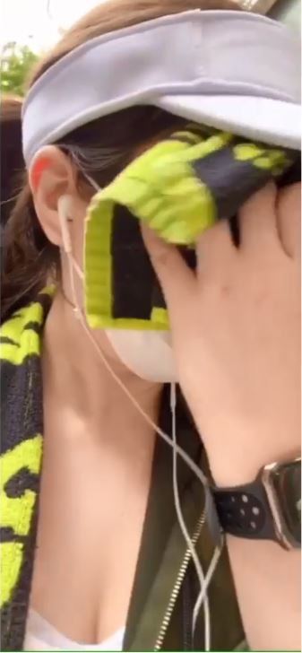 抹汗又拍。
