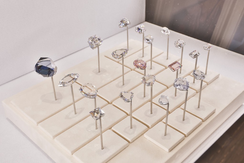 展品中呈現了採用不同形狀切割的鑽石。