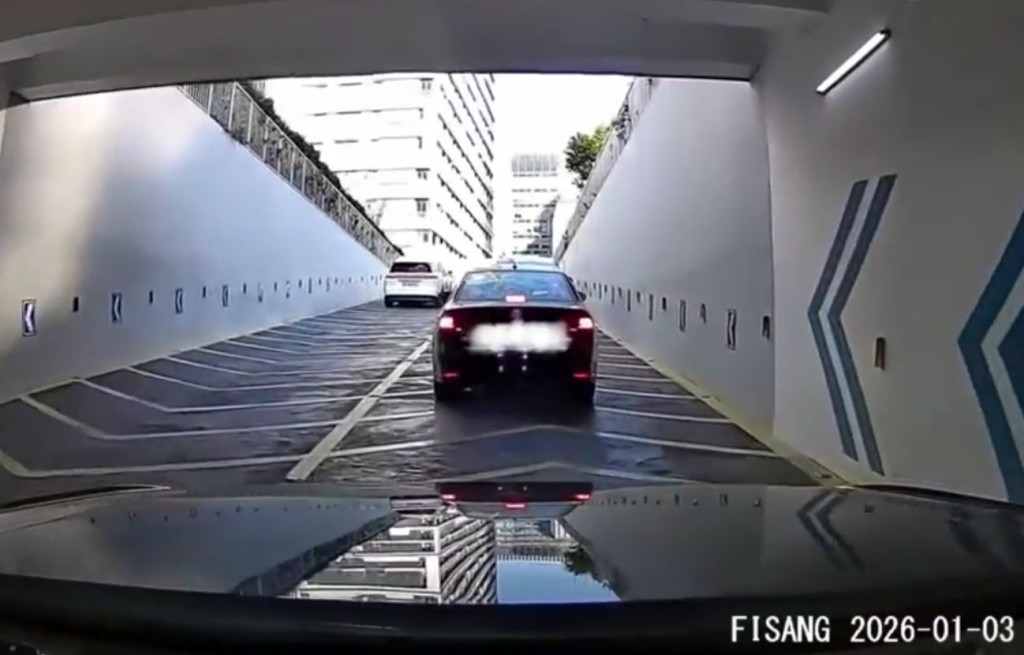 白色SUV逆線打尖被一眾車主「死頂」整治。微博